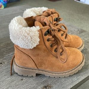 Old navy toddler girls boots. Brown.